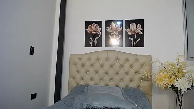 pinky_f00x's Live XXX Chat