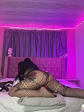 Nayla-Mouna webkamerás műsora