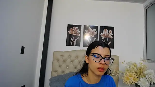 pinky_f00x's Live XXX Chat