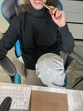 CurlyLara élő XXX-chatje