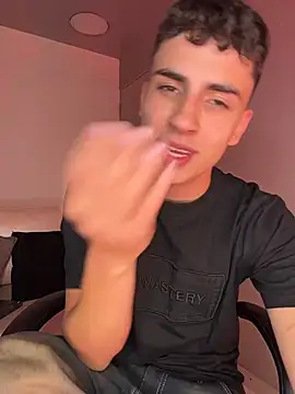 عرض كام AdrianRinaldi