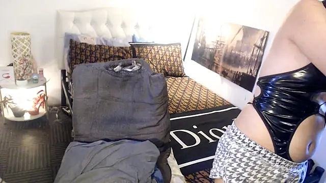 NinaDOM4CUMのウェブカメラショー