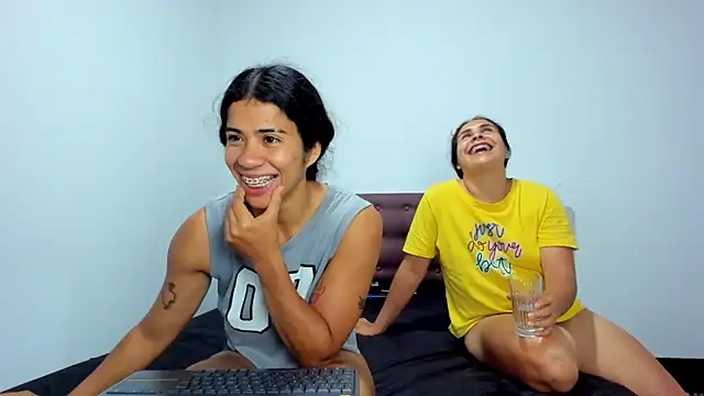 แชท XXX สดของ AshleyandCleo