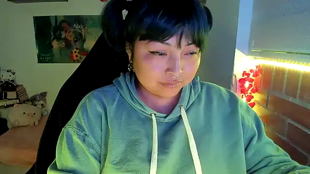 Chat XXX en directo de Shaddycute_