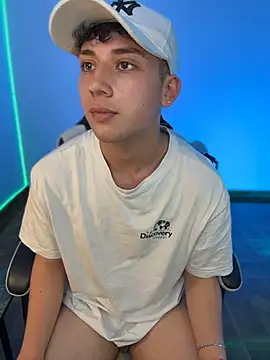 Chat +18 de oliver_kyy ao vivo