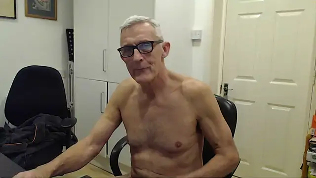 nakedcarpenteruk élő XXX-chatje