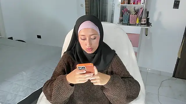 adila_anich élő XXX-chatje