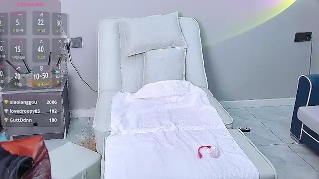 yue-77 élő XXX-chatje