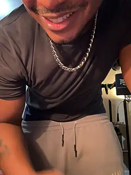 KeYBuMp323のライブXXXチャット