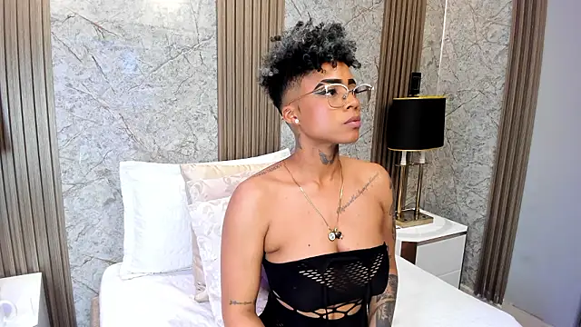 LuciaWallaceのライブXXXチャット