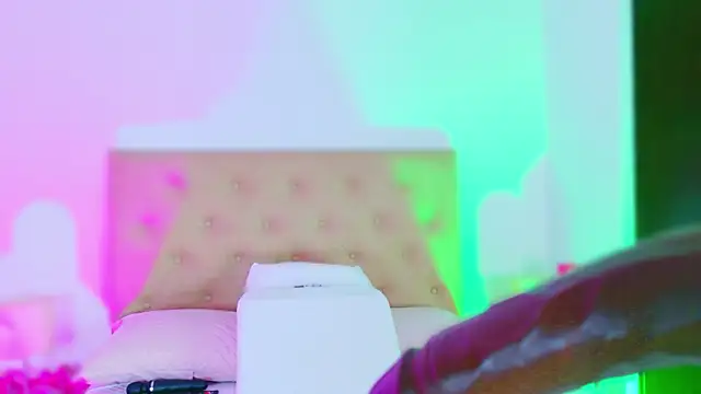 CharlootteEvans' Live XXX Chat