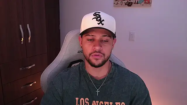 domsantiago_: διαδικτυακό σόου στην κάμερα