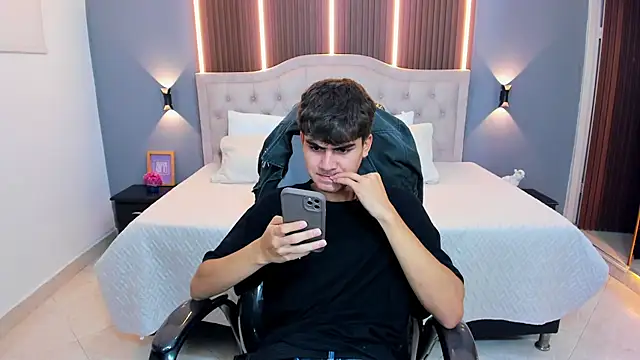 Tommy18__ Chat XXX in diretta