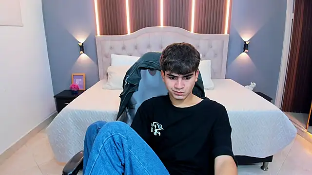 Tommy18__ Chat XXX in diretta