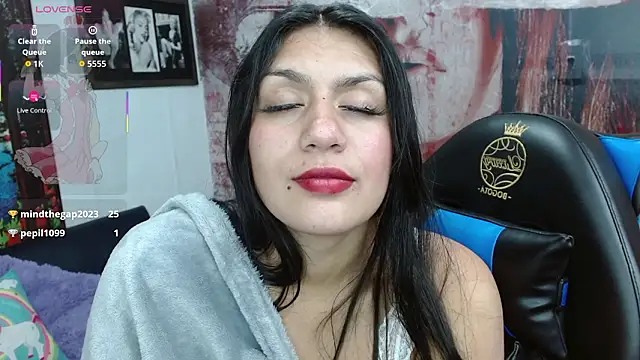 gigi_gilt_ élő XXX-chatje