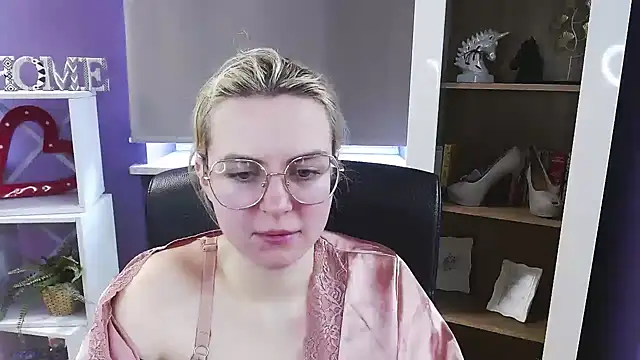 Zoey_Erotic Adlı Modelin Canlı XXX Sohbeti