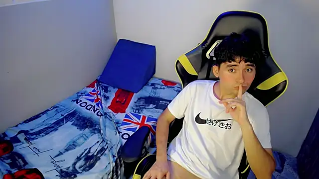 Luigii_: διαδικτυακό σόου στην κάμερα