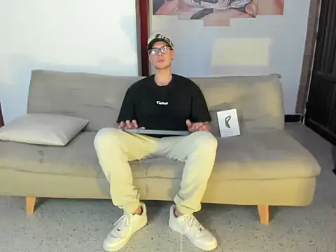 Vlad__night Adlı Modelin Canlı XXX Sohbeti