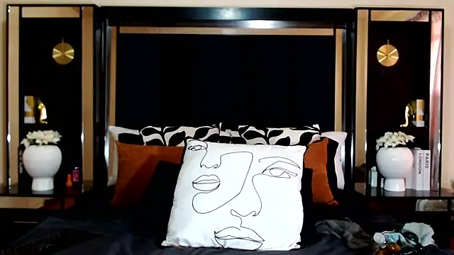 Show de MONSTERTITS44DDD na webcam