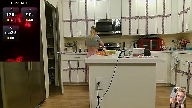 Blondiewithanass: онлайн-секс-чат