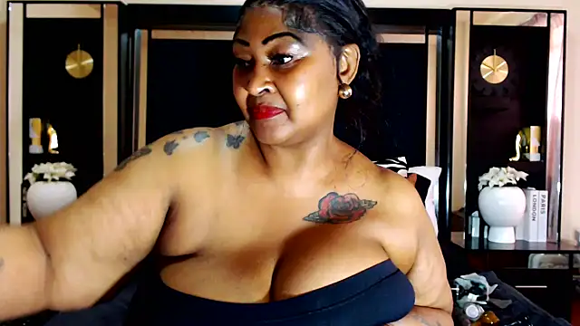 MONSTERTITS44DDD – Kamerová šou