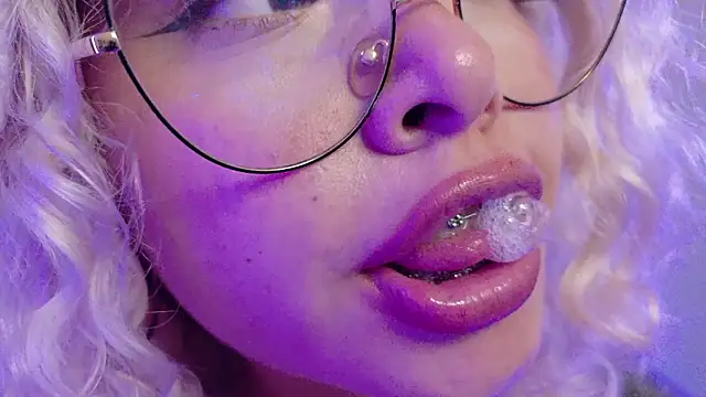 Haelycute's Live XXX Chat