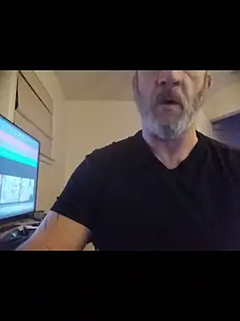 Mike_pumps: διαδικτυακό σόου στην κάμερα