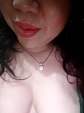 Julyy08 在線直播表演