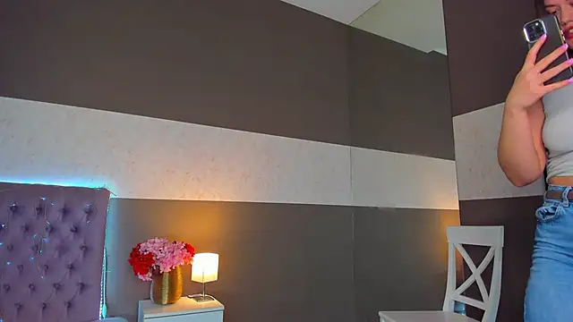 NikkiBustt Live XXX-chat