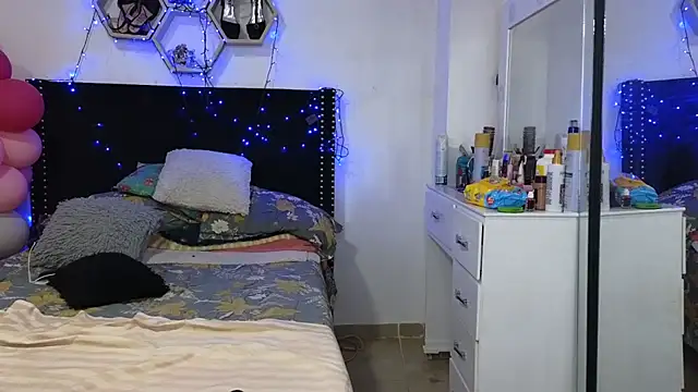 charlotte_077 Adlı Modelin Canlı XXX Sohbeti