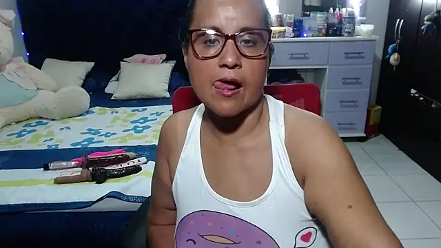 pervert_mommy_ 网络视讯表演