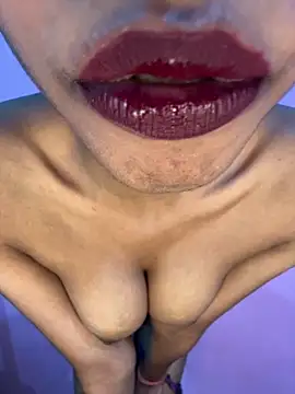 Small_Titss: διαδικτυακό σόου στην κάμερα