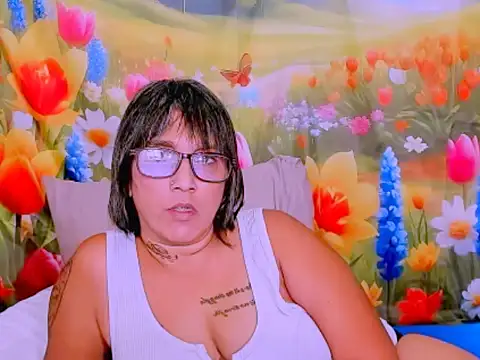 indianroxy's Live XXX Chat