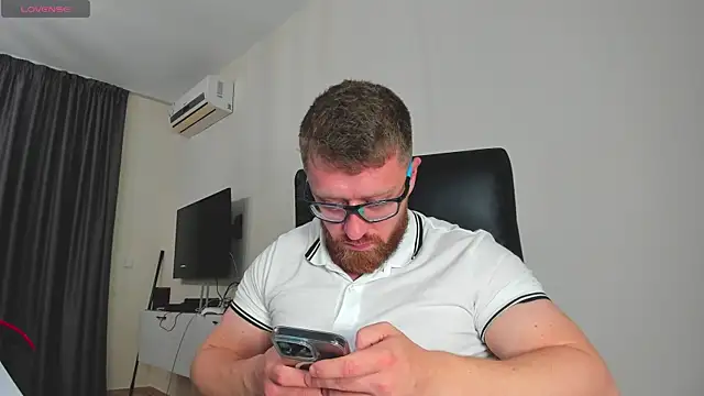Show modela Findom_guy na web-kameri