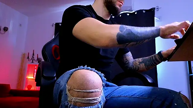 MightyAaron66 Show in webcam