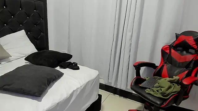 Ethan_Wolfe Show in webcam