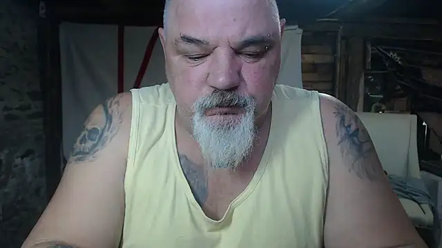 Newfiesausage1972 Live XXX-Chat