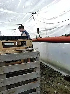 Chat +18 de EmmaSquirt ao vivo