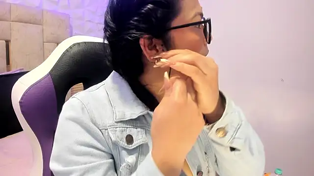 XXX chat uživo modela PauletteJ