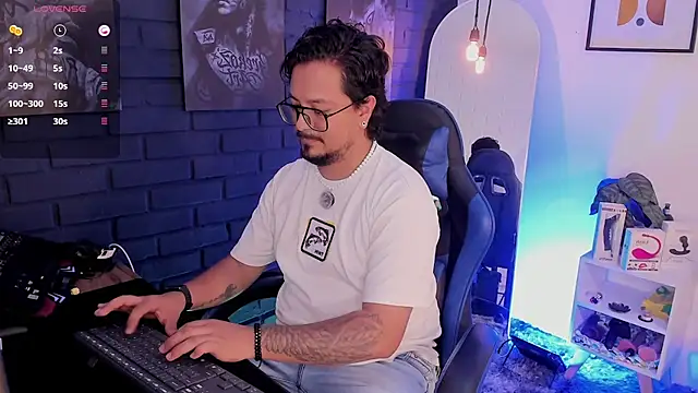 Show modela DaviidEvans_ na web-kameri