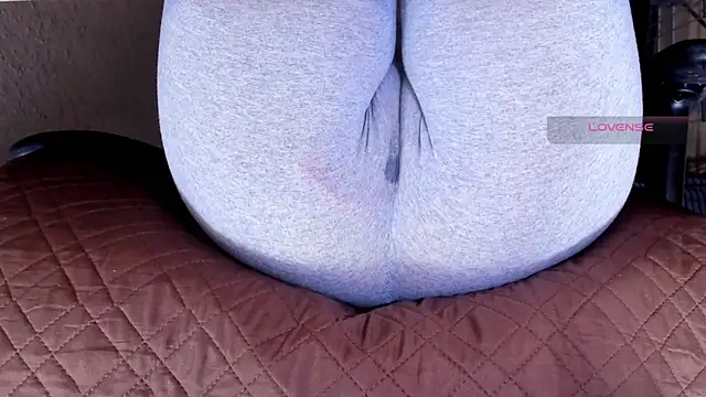 Cameltoe_squirt_inPants' Live XXX Chat