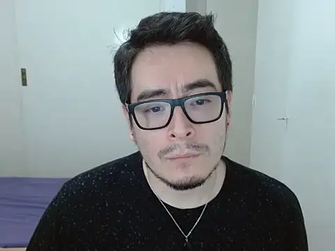 jvier1990: διαδικτυακό σόου στην κάμερα