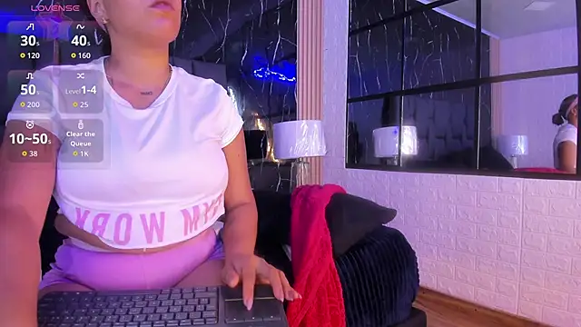 دردشة BustyGlow الجنسية المباشرة