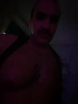 CloudyMuscleBeefy 即時 XXX 聊天