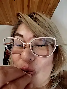 XXX chat uživo modela AlexxiaaMat