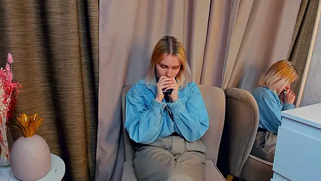 Chat +18 de AveIinaStromain ao vivo