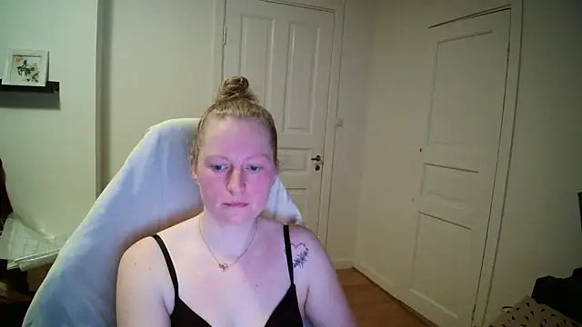 Girlnina-1995's Live XXX Chat