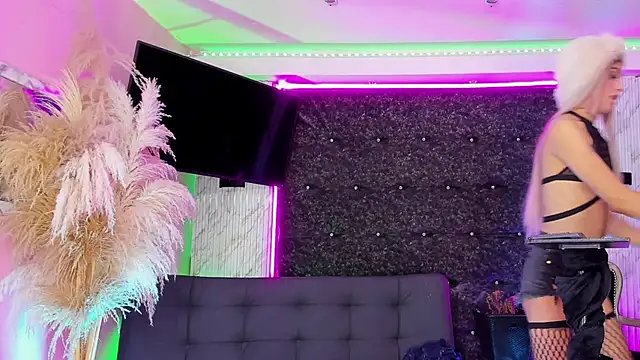 Queens_Wonders_Blonders Show Webcam