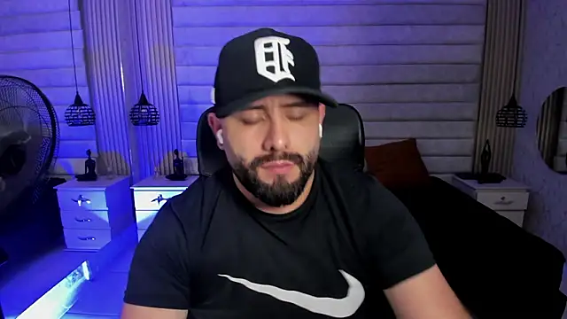 jhon_bear03 élő XXX-chatje