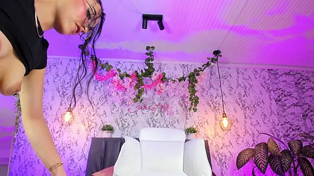 Chat +18 de eimi_rosse18 ao vivo